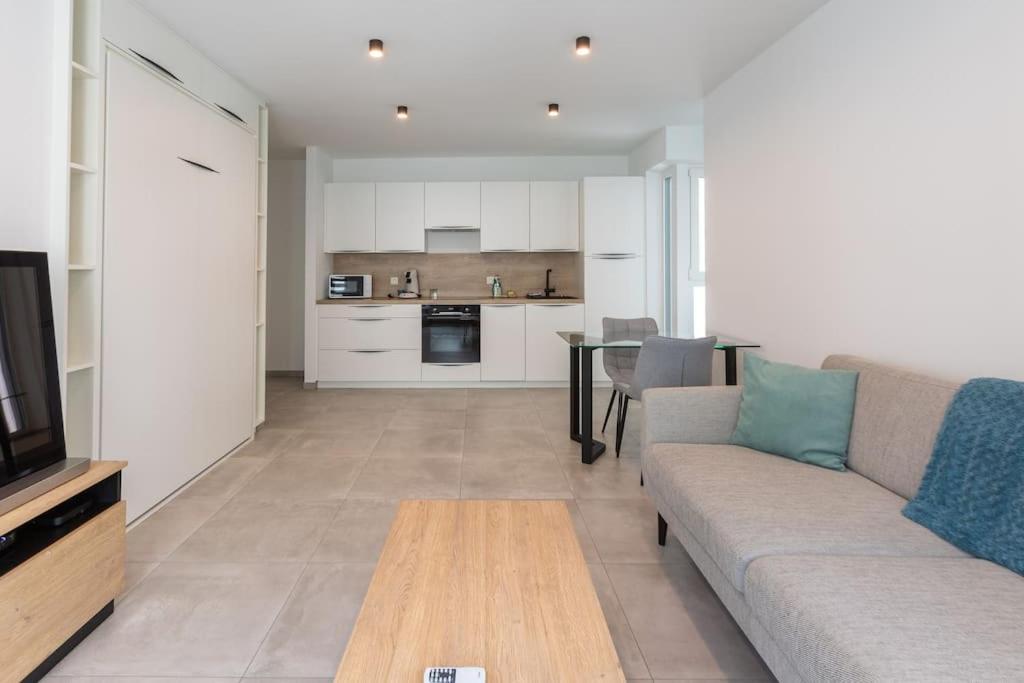 Superbe Appartement Avec Parking Malmedy Esterno foto